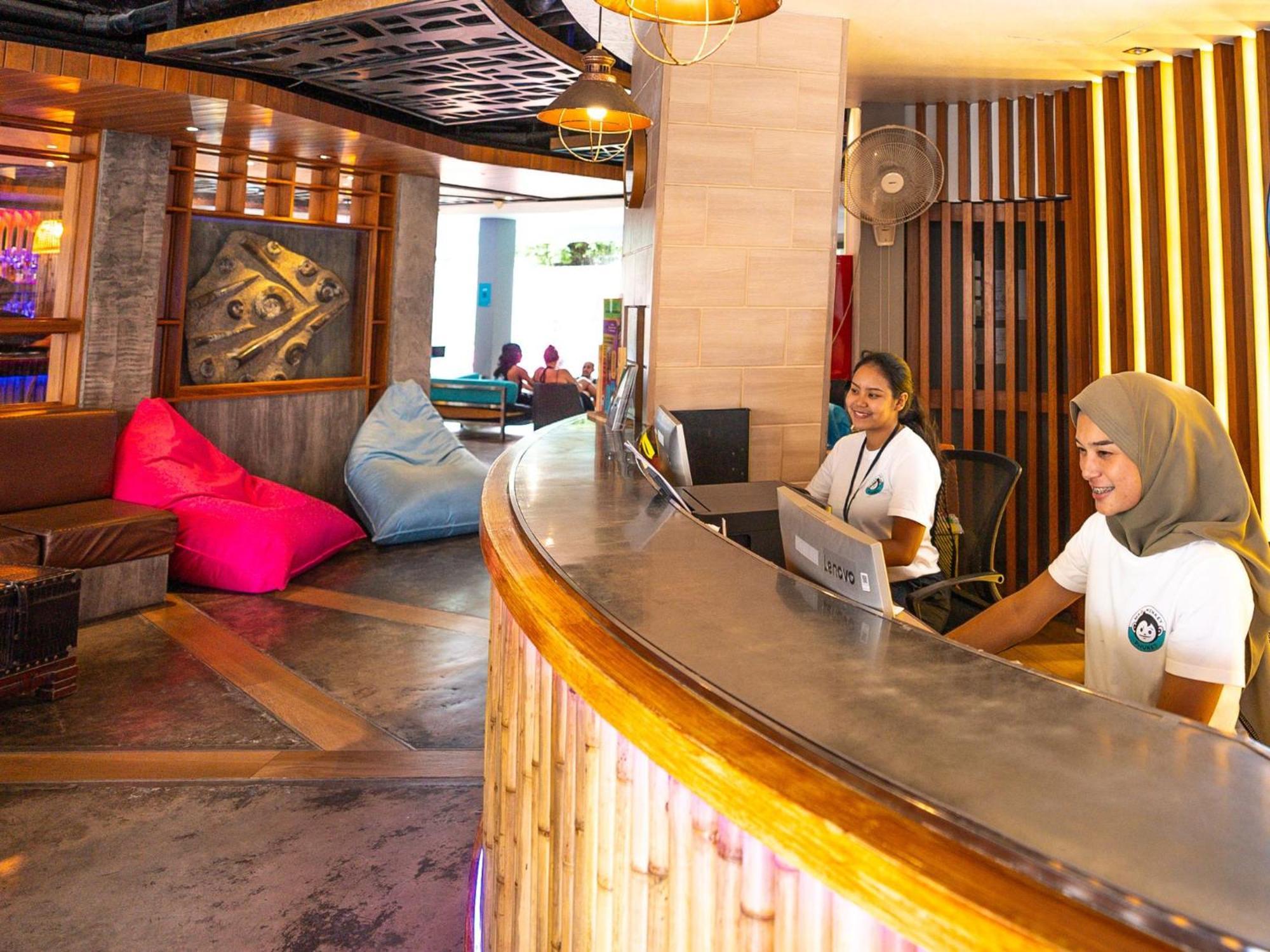 パトン Mad Monkey Phuketホステル エクステリア 写真