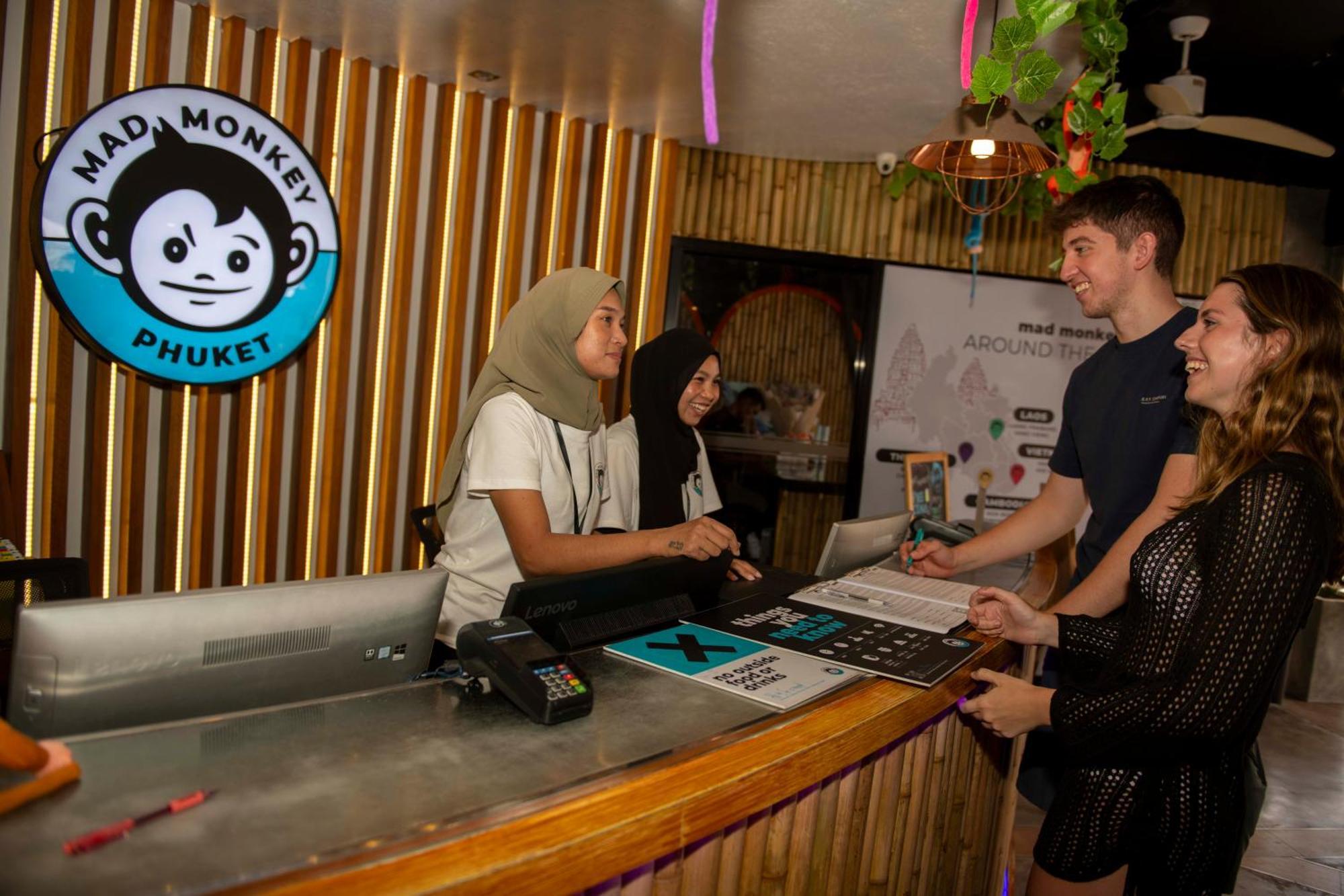 パトン Mad Monkey Phuketホステル エクステリア 写真